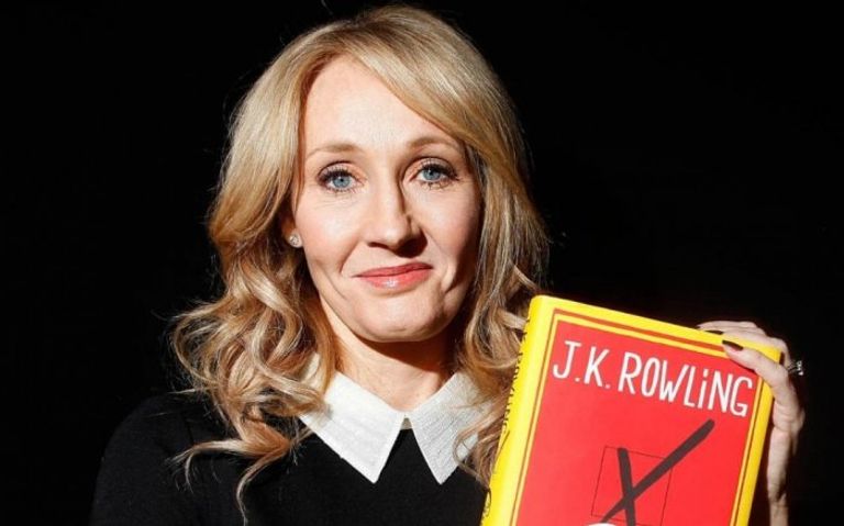 المؤلفة البريطانية جي كي رولينج
