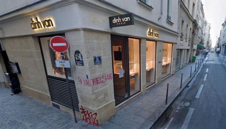 واجهة متجر دين فان الشهير للمجوهرات في وسط العاصمة الفرنسية باريس