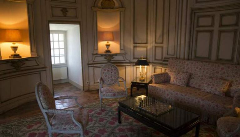 غرفة الصالون بالمقر الصيفي للرئيس الفرنسي إيمانويل ماكرون وزوجته
