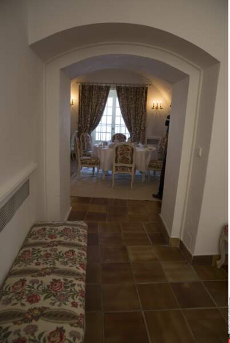 غرفة الصالون بالمقر الصيفي للرئيس الفرنسي إيمانويل ماكرون وزوجته