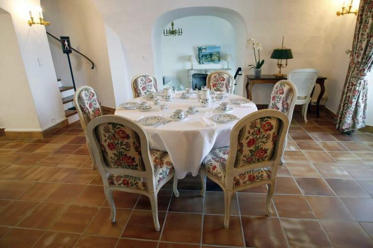 غرفة الصالون بالمقر الصيفي للرئيس الفرنسي إيمانويل ماكرون وزوجته