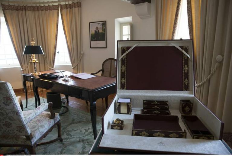 غرفة الصالون بالمقر الصيفي للرئيس الفرنسي إيمانويل ماكرون وزوجته