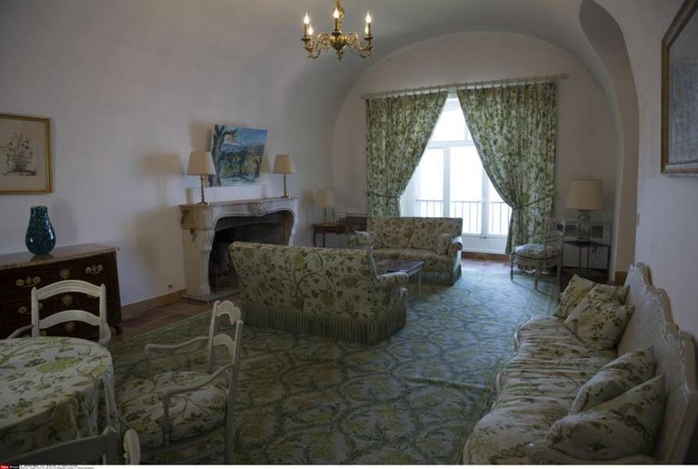 غرفة الصالون بالمقر الصيفي للرئيس الفرنسي إيمانويل ماكرون وزوجته