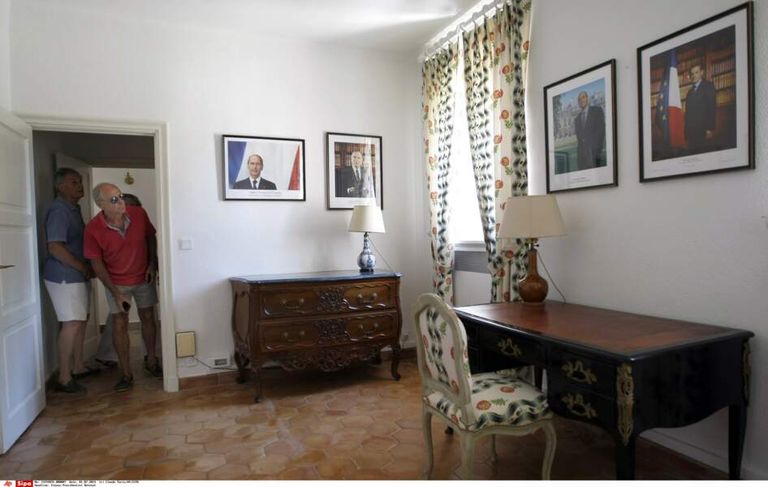 غرفة الصالون بالمقر الصيفي للرئيس الفرنسي إيمانويل ماكرون وزوجته