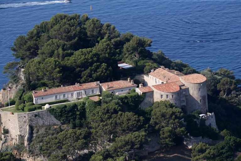 غرفة الصالون بالمقر الصيفي للرئيس الفرنسي إيمانويل ماكرون وزوجته