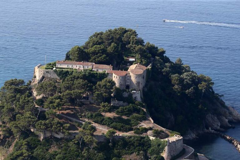 غرفة الصالون بالمقر الصيفي للرئيس الفرنسي إيمانويل ماكرون وزوجته