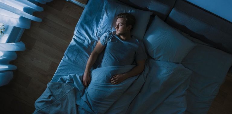 فتاة لا تستطيع النوم منذ إصابتها بفيروس كورونا