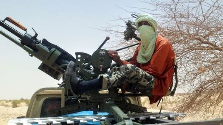 إرهابي في شمال مالي مدجج بالسلاح جنود جزائريون في مناورات عسكرية جنوب البلاد - أرشيفية