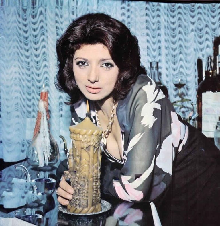 الفنانة نبيلة عبيد