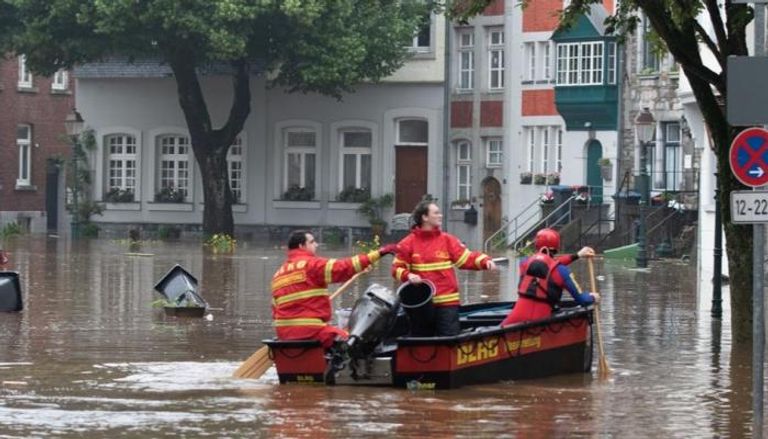 شوارع غارقة في مياه الأمطار بألمانيا