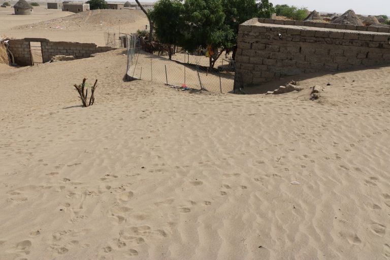 منازل تغطيها الرمال