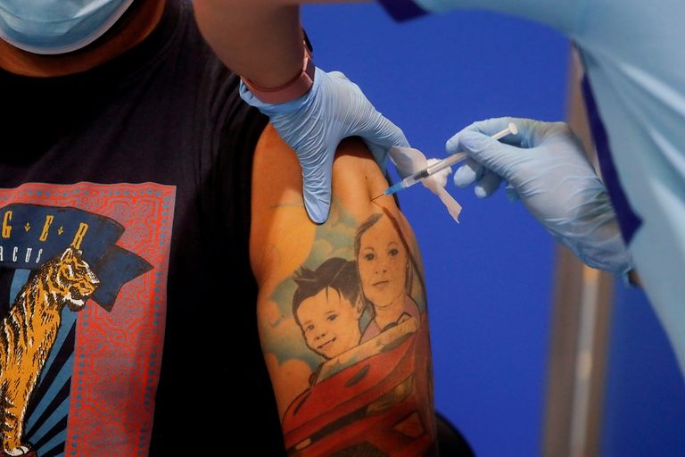 أمريكيان يرتديان الأقنعة للوقاية من فيروس كورونا (كوفيد-19)