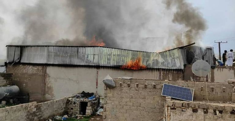 يمنيون يراقبون أحد الحرائق الغامضة التي استهدفت مستودعات تجارية في صنعاء