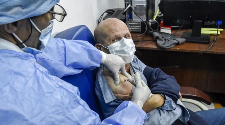 جزائري يأخذ جرعة اللقاح المضاد لفيروس كورونا سيدة جزائرية تأخذ جرعة اللقاح المضاد لفيروس كورونا