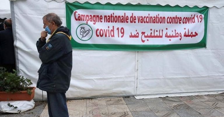 حملة التلقيح ضد فيروس كورونا في الجزائر سيدة جزائرية تأخذ جرعة اللقاح المضاد لفيروس كورونا