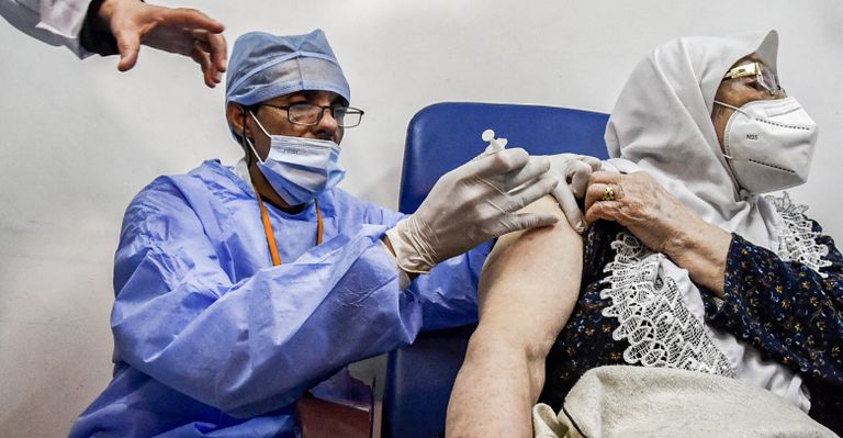 سيدة جزائرية تأخذ جرعة اللقاح المضاد لفيروس كورونا سيدة جزائرية تأخذ جرعة اللقاح المضاد لفيروس كورونا