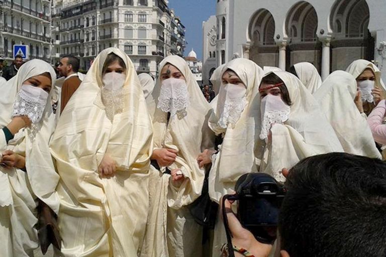 جزائريات يرتدين اللباس التقليدي الحايك