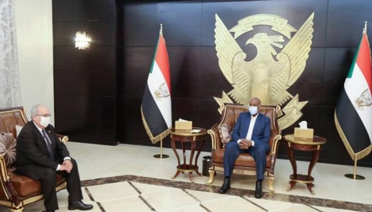رئيس مجلس السيادة السوداني خلال لقاء وزير الخارجية الجزائري