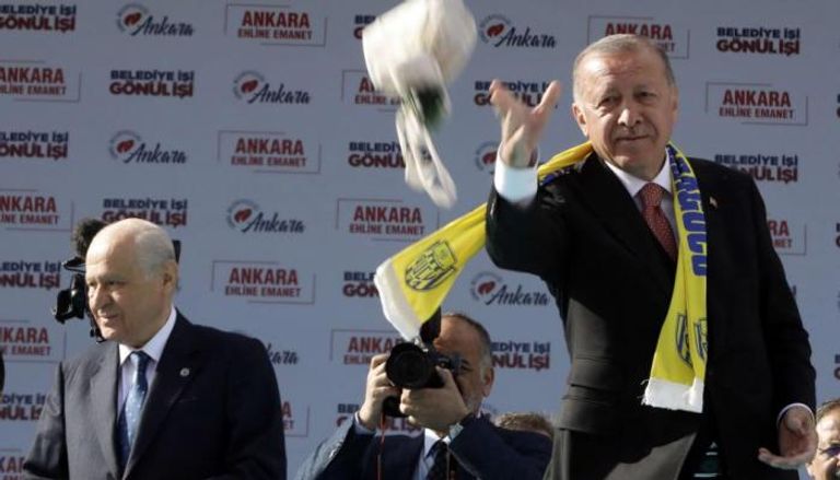 أردوغان وهو يوزع الشاي على المواطنين