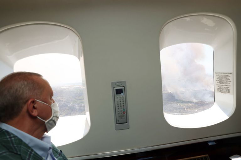 أردوغان وهو يوزع الشاي على المواطنين