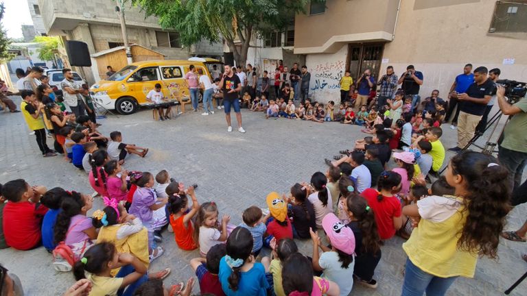 جانب من فعالية للباص الموسيقي بغزة