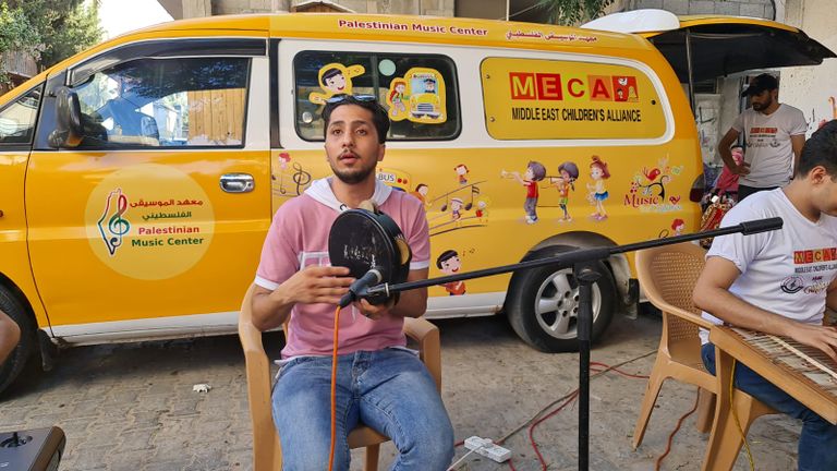 جانب من فعالية للباص الموسيقي بغزة