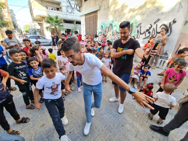 جانب من فعالية للباص الموسيقي بغزة