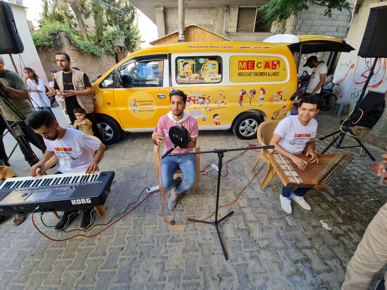 جانب من فعالية للباص الموسيقي بغزة