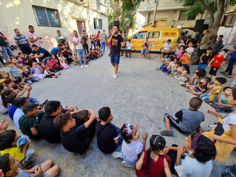 جانب من فعالية للباص الموسيقي بغزة