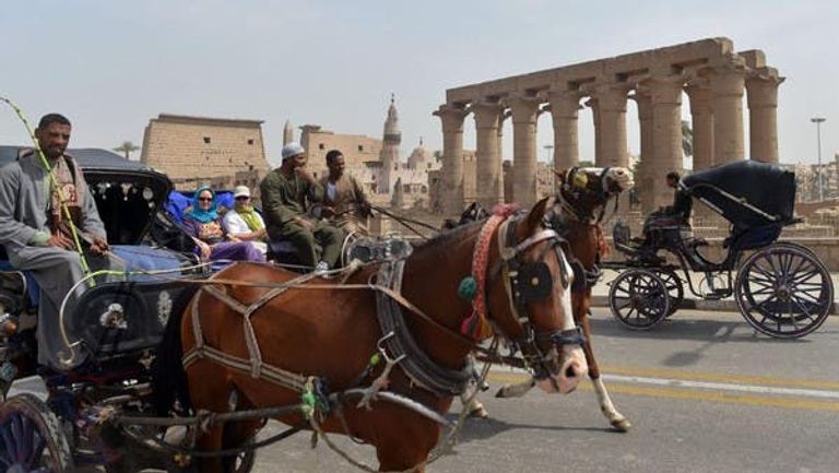 عربات الحنطور من معالم السياحة في الأقصر الأقصر المصرية تستقبل أول وفد سياحي فرنسي