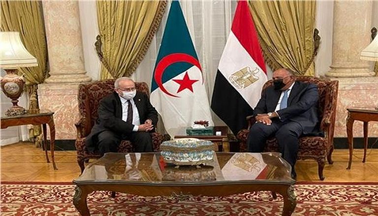 وزيرا الخارجية المصري سامح شكري والجزائري رمطان لعمامرة 