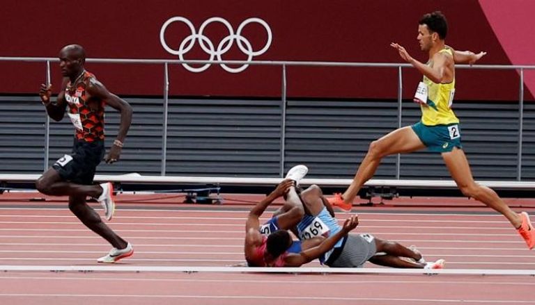 لقطة عرقلة  نيجيل أموس في أولمبياد طوكيو
