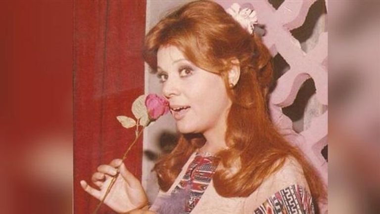 الفنانة تعلن عودتها بمسرحية تحمل رسالة