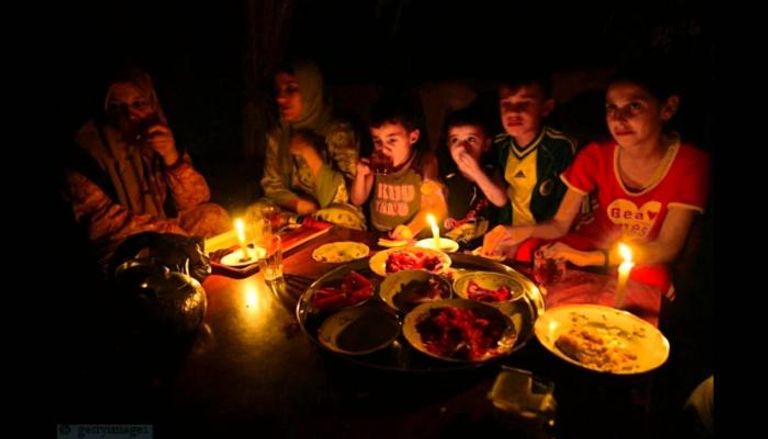ساعات الانقطاع اليومي للكهرباء بغزة تزيد عن 12 ساعة