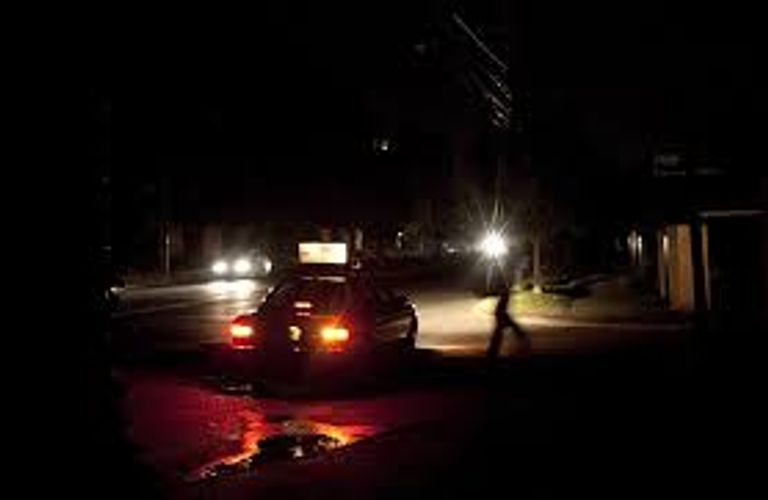 ساعات الانقطاع اليومي للكهرباء بغزة تزيد عن 12 ساعة