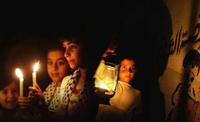 ساعات الانقطاع اليومي للكهرباء بغزة تزيد عن 12 ساعة