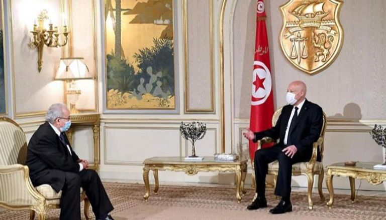 جانب من مباحثات الرئيس التونسي مع وزير الخارجية الجزائري