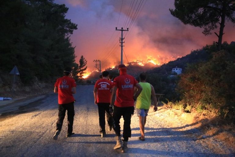 حرائق الغابات مشتعلة في تركيا