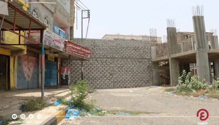 جدار شيده الأهالي لحجب بيوتهم عن القناصه الحوثيين في تعز