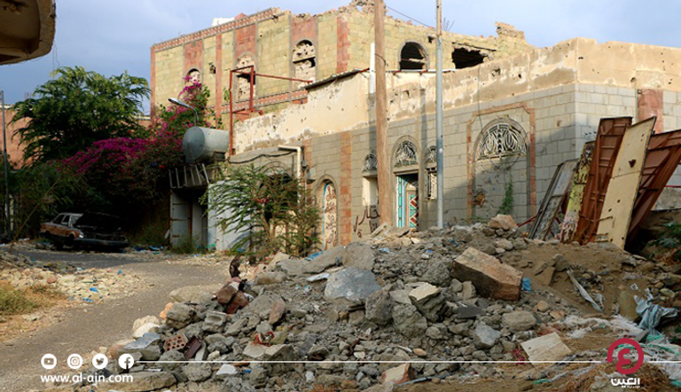 جدار شيده الأهالي لحجب بيوتهم عن القناصة الحوثيين في تعز