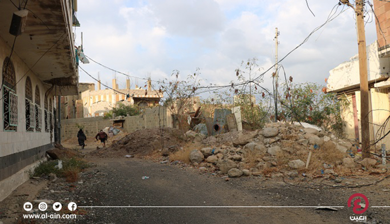 جدار شيده الأهالي لحجب بيوتهم عن القناصة الحوثيين في تعز