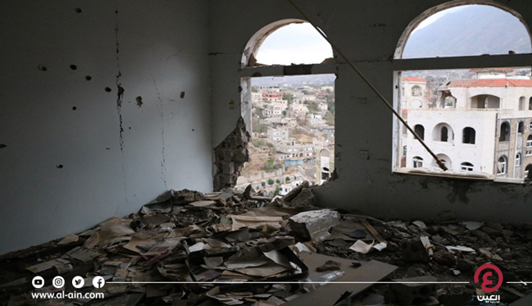 جدار شيده الأهالي لحجب بيوتهم عن القناصة الحوثيين في تعز