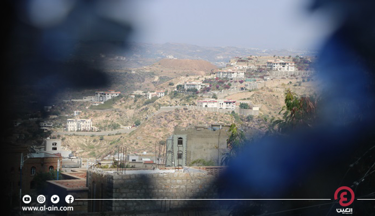 جدار شيده الأهالي لحجب بيوتهم عن القناصة الحوثيين في تعز