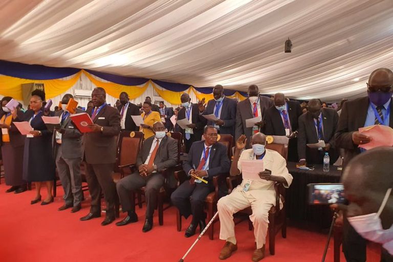 أعضاء البرلمان خلال أداء اليمين الدستورية 