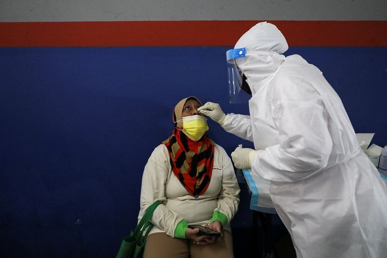 شاب يتلقى لقاح كورونا في طوكيو