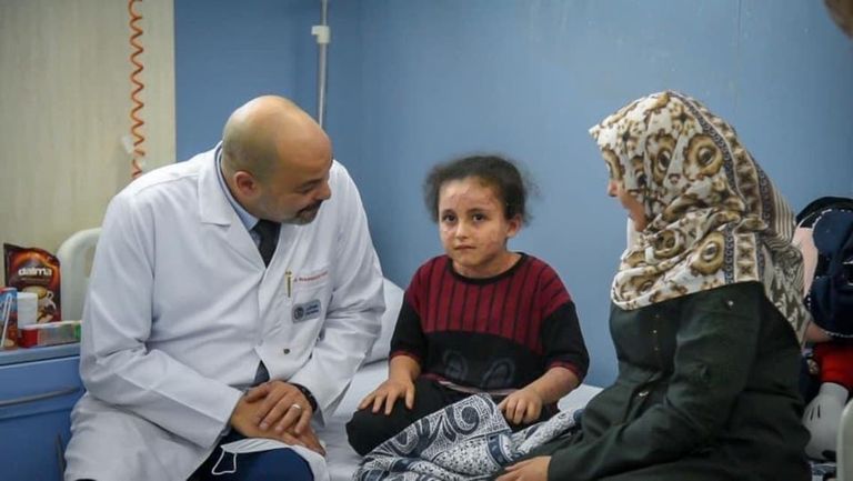 الطفلة الفلسطينية بيان تتلقى العلاج