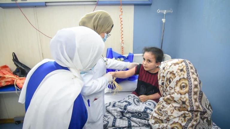 الطفلة الفلسطينية بيان تتلقى العلاج