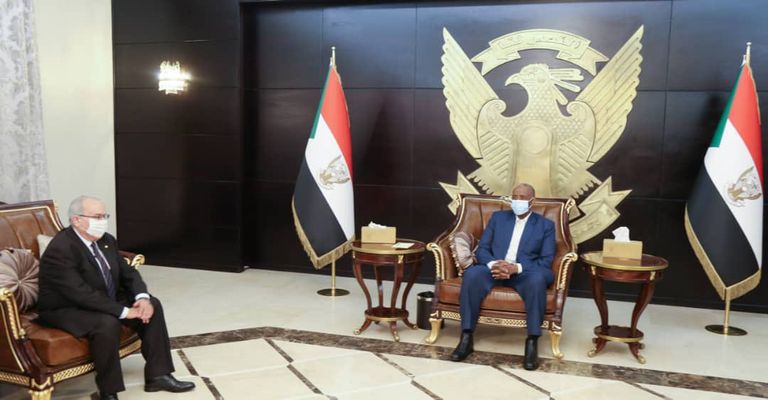 جانب من جلسة استقبال رئيس المجلس الانتقالي السوداني لوزير الخارجية الجزائري جانب من المؤتمر الصحفي للرئيس الجزائري ورئيس المجلس الرئاسي الليبي