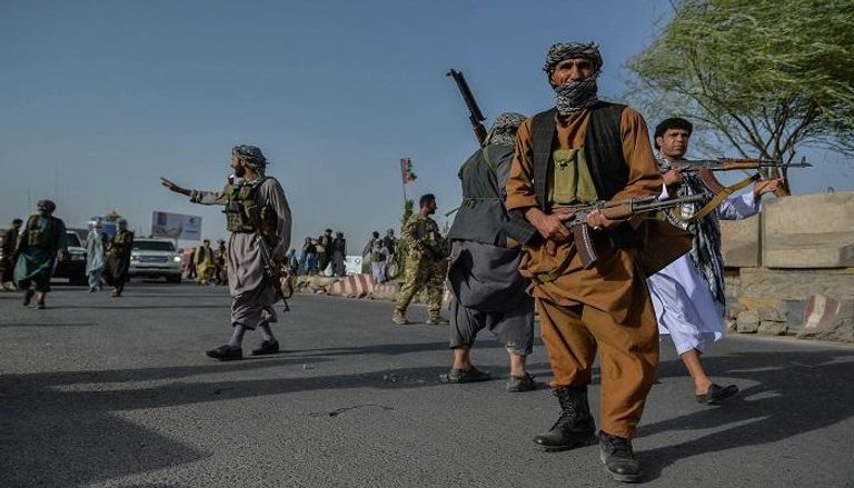 مسلحون موالون للقوات الأفغانية ضد طالبان
