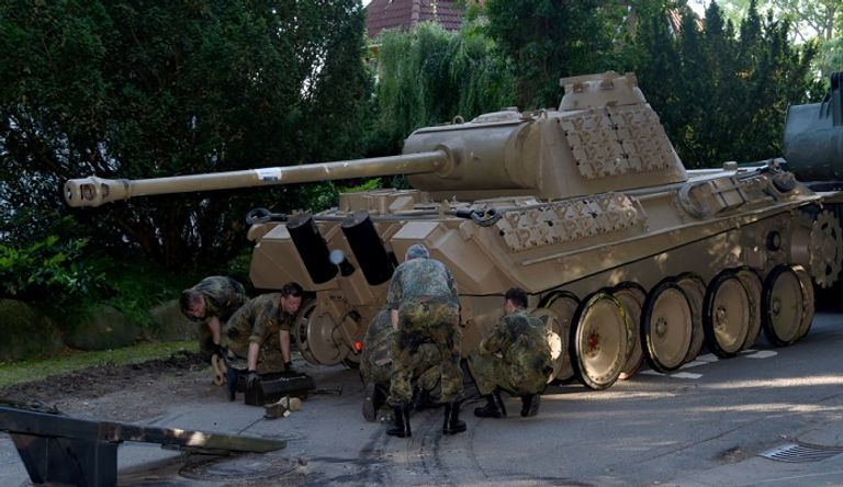 لحظة إخراج الدبابة من فيلا المسن الألماني